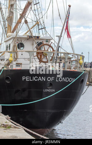 Die Sail Training Ship TS Pelikan von London, neben im Albert Dock, Liverpool. Stockfoto