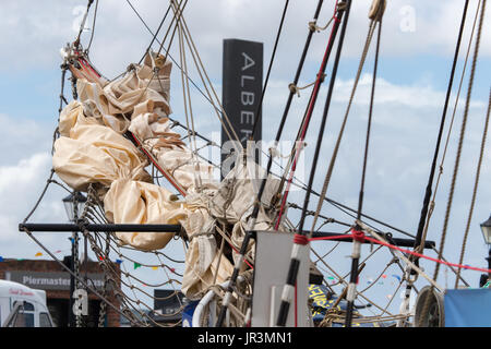 Die Sail Training Ship TS Pelikan von London, neben im Albert Dock, Liverpool. Stockfoto