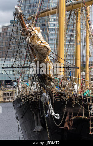 Die Sail Training Ship TS Pelikan von London, neben im Albert Dock, Liverpool. Stockfoto