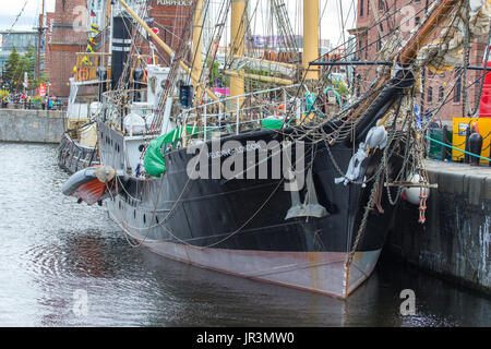 Die Sail Training Ship TS Pelikan von London, neben im Albert Dock, Liverpool. Stockfoto