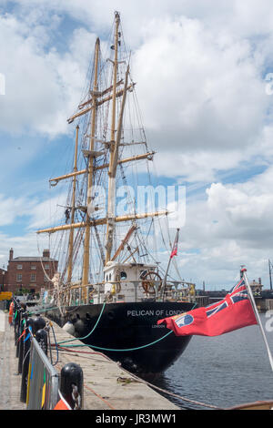 Die Sail Training Ship TS Pelikan von London, neben im Albert Dock, Liverpool. Stockfoto