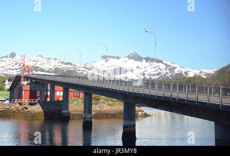 Die Svinoya Brücke in Svolvaer mit schneebedeckten Bergen im Hintergrund. Von den Lofoten norwegen. Stockfoto