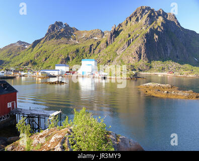 Blick von Svolvaer mit einer spektakulären Bergkette im Hintergrund. Lofoten, Norwegen Stockfoto