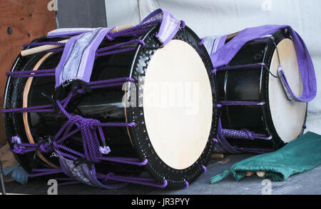 Paar japanische Taiko Percussion Trommeln Stockfoto