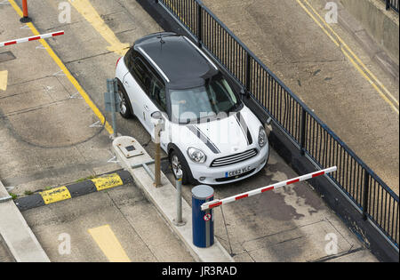 Auto warten an einer abgesenkten Schranke am Eingang des Parkhaus im Vereinigten Königreich. Stockfoto