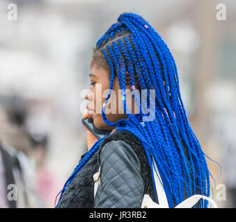 Junge schwarze Frau mit geflochtenem blaue Haare. Stockfoto