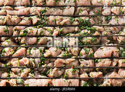 Rohem Hühnerfleisch mit grünen, Tierpräparate für Grill im Freien. Stockfoto