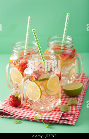 erfrischende Sommer-Limonade mit Erdbeeren und Kalk im Einmachglas Stockfoto