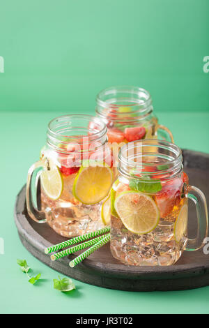 erfrischende Sommer-Limonade mit Erdbeeren und Kalk im Einmachglas Stockfoto
