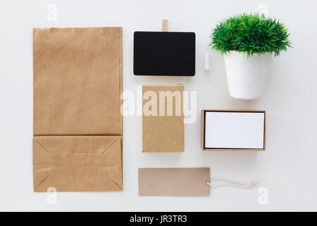 Eco-Paket-Tasche und Box mit Holz Preisschild branding Mock-up Stockfoto