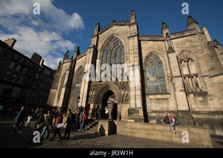 Sicherheitsschleusen auf der Royal Mile in Edinburgh, Schottland, am 31. Juli 2017 (High Street). Stockfoto