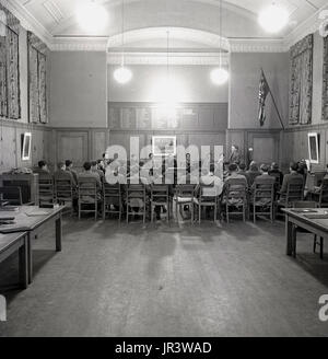 1948, historische, einem Schüler addresssing andere Schüler und Schule meistern in der Haupthalle am Haileybury öffentliche Schule, ein traditionelles britisches Jungen nur Boarding School in Hertford, England, UK. Stockfoto