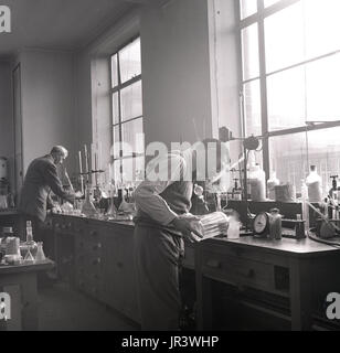 1948, historische Forschung Wissenschaftler Tragen von normaler Kleidung bei der Arbeit in der organischen labatory an der Universität Oxford, Oxford, England, UK. Stockfoto