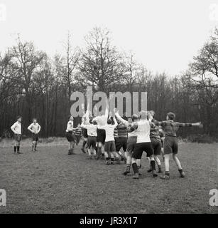 Anfang der 50er Jahre, England, school Jungen Rugby an Hailyeybury öffentliche Schule, einer traditionellen englischen Jungen Internat, Hertford, England zu spielen. Stockfoto