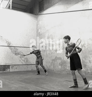 1948, historisch, England, Schuljunge lernt Squash mit Lehrer an der Hailyeybury Public School, einem traditionellen englischen Jungeninternat, Hertford, England. Stockfoto