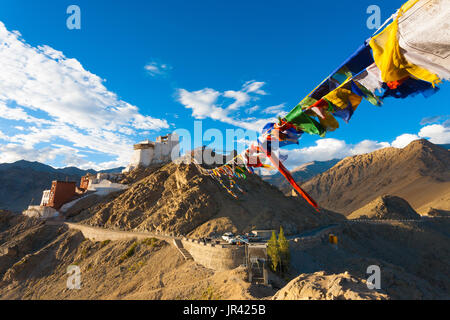 Tibetische Gebetsfahnen führen zu Tsemos Fort und Namgyal Tsemos Kloster auf einem Berg über dem Leh an einem klaren Sommertag in Ladakh, Indien Stockfoto