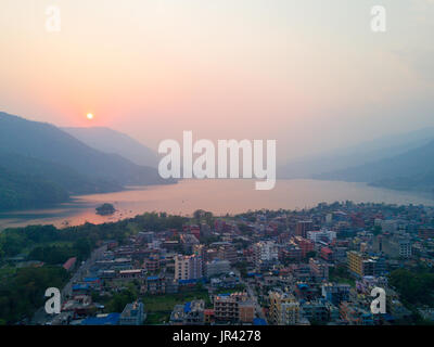 Hohen Winkel Luftaufnahme über See und Phewa-See bei Sonnenuntergang in touristischen Destination von Pokhara, Nepal Stockfoto