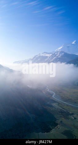 Hohe Schlüssel Luftaufnahme über niedrige Wolken in Manang-Tal mit Blick auf Annapurna Himalaya Gebirge in Nepal Stockfoto