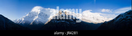 Panoramablick auf der schönen blauen Himmel hinter Himalayan Annapurna-Gebirge und Schnee begrenzt Gipfel an einem kalten Frühlingsmorgen gesehen von Ghyaru, Nepal Stockfoto