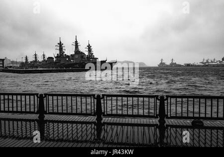 YOKOSUKA, Japan - 11. APRIL 2017 - der Arleigh-burke-Klasse Zerstörer in stürmischen Gewässern in den Vereinigten Staaten Flotte Aktivitäten Yokosuka Navy Base verankert Stockfoto