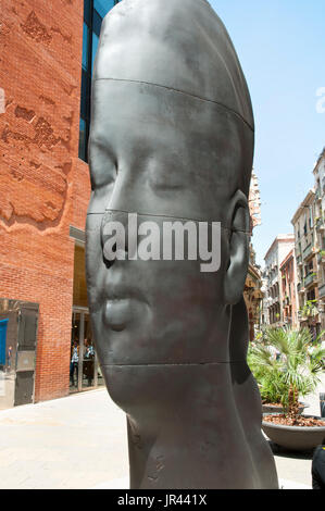 BARCELONA, Spanien - 24. Mai 2016: Statue von Carmela vom Bildhauer und Graveur Jaume Plensa ist eine Figur, die scheint, je nach Perspektive ändern Stockfoto