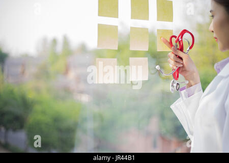 Arzt post-it Notes in Glaswand im Krankenhaus, medizinisches Konzept Stockfoto