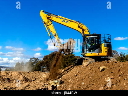 Front-End-Loader funktioniert, Haufen von Schmutz zu bewegen Stockfoto