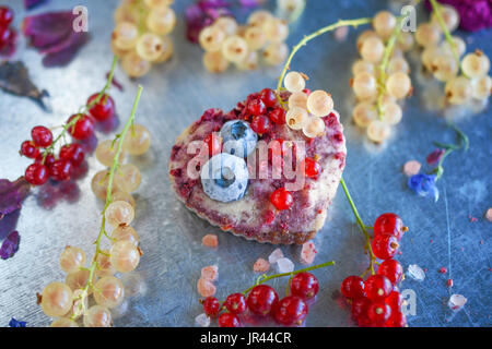 Veganer Käsekuchen biss Cashew creme Ströme und Heidelbeeren, finger Größe mini veganen Snack Stockfoto