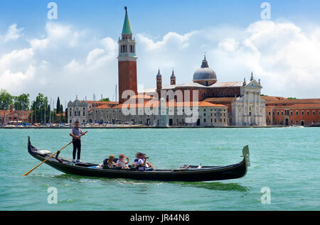 Touristen, Reiten in Gondel auf dem Canal grande in der Nähe von San Giorgio Maggiore in Venedig, Italien Stockfoto