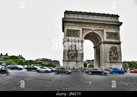 Denkmal der Triumphbogen in Paris, im 8. Bezirk. Es ist in der Mitte des Place Charles-de-Gaulle entfernt Stockfoto