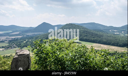 Blick vom Ostry Hügel in Ceske Stredohori Bergen in Tschechien in der Nähe von Lovosice Stadt Stockfoto