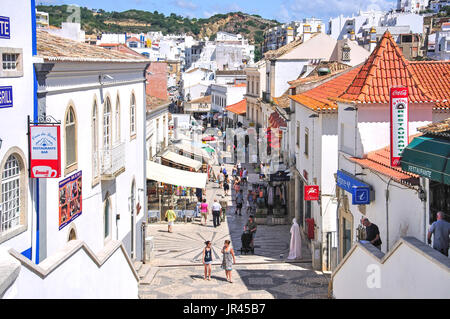 Fußgängerzone Rua 5 de Outubro, Altstadt, Albufeira, Algarve, Portugal Stockfoto