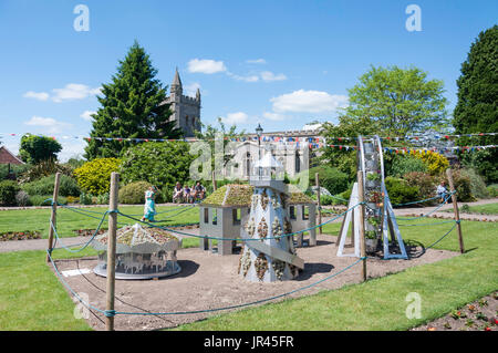 Spielplatz-Skulptur im Garten der Erinnerung, Old Amersham, Buckinghamshire, England, Vereinigtes Königreich Stockfoto