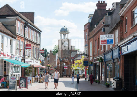 Clock Tower und Marktplatz von Chesham High Street, Chesham, Buckinghamshire, England, Vereinigtes Königreich Stockfoto