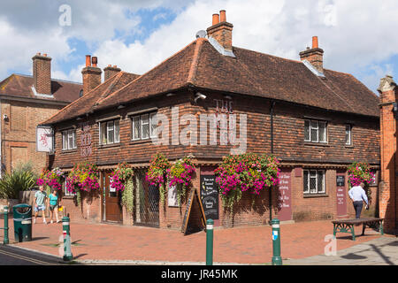 17. Jahrhundert The Red Lion Pub, High Street, Egham, Surrey, England, Vereinigtes Königreich Stockfoto