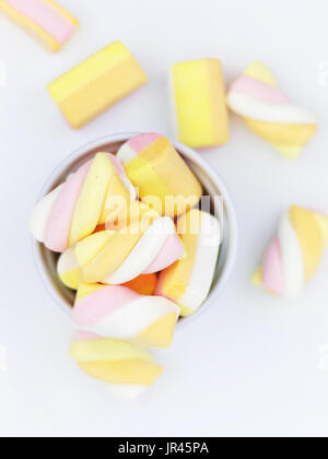 Pastell Marshmallows auf weiß Stockfoto