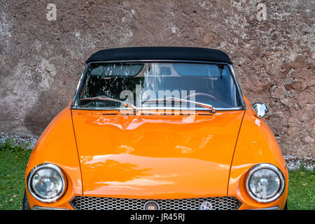 Trento, Italien: 22. Juli 2017: Treffen von Oldtimern. Vordere Nahaufnahme auf das alte orange Auto. Vintage-Effekt. Stockfoto