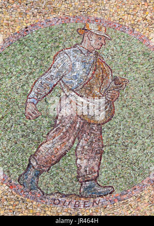 Sämann als Allegorie der April dargestellt in dem Mosaik, entworfen von dem tschechischen Künstler Karel Svolinský auf die astronomische Uhr in Olomouc, Tschechische Republik. Die historische Uhr einmal platziert außerhalb des Olmützer Rathauses wurde während des zweiten Weltkriegs und Umbau im Stil des sozialistischen Realismus in den 1950er Jahren stark beschädigt. Das Mosaik wurde von Mosaik Meister Michail Ajvaz (Mikhail Ayvaz) gemacht. Stockfoto