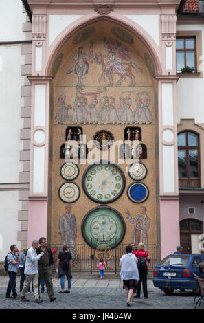 Menschen vor der astronomischen Uhr in Olomouc, Tschechische Republik. Die historische Uhr einmal platziert außerhalb des Olmützer Rathauses wurde während des zweiten Weltkriegs und Umbau im Stil des sozialistischen Realismus des tschechischen Künstlers Karel Svolinský in den 1950er Jahren beschädigt. Stockfoto