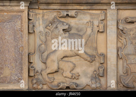 Böhmische heraldische Löwe abgebildet auf der Olmützer Rathaus im oberen Platz (Horní Náměstí) in Olomouc, Tschechische Republik. Stockfoto