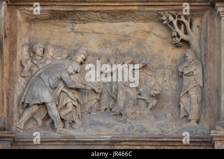 Jesus, Heilung der blutenden Frau. Renaissance-Relief auf der Edelmann-Palast (Edelmannův Palác) im oberen Platz (Horní Náměstí) in Olomouc, Tschechische Republik. Stockfoto