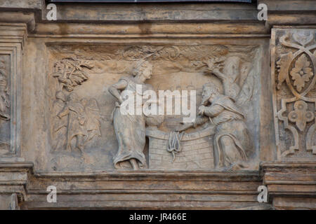 Jesus und die Samaritan Frau am Brunnen. Renaissance-Relief auf der Edelmann-Palast (Edelmannův Palác) im oberen Platz (Horní Náměstí) in Olomouc, Tschechische Republik. Stockfoto