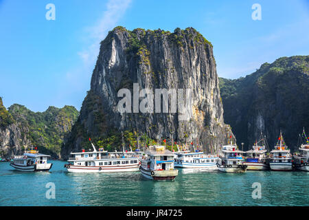 Touristische boote für die Touristen auf die Landschaft der Ha Long Bay, ein sehr beliebtes Reiseziel in der Provinz Quang Ninh zu sehen, Northeast Vietnam Stockfoto