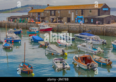 Boote in den Hafen und die Gebäude am Cobb, Meeresaquarium und Angeln und Bootsmann College in Lyme Regis, Dorset im Juli - Hdr-Effekt Stockfoto