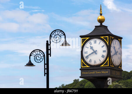 Millennium-Uhr Cobb Gate mit reich verzierten Ammoniten Design Straßenlampen Lyme Regis, Dorset im Juli Stockfoto