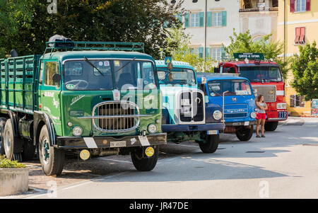 Trento, Italien: 22. Juli 2017: Treffen von Oldtimern. Alte Vintage LKW auf dem Parkplatz. Vintage-Effekt. Stockfoto