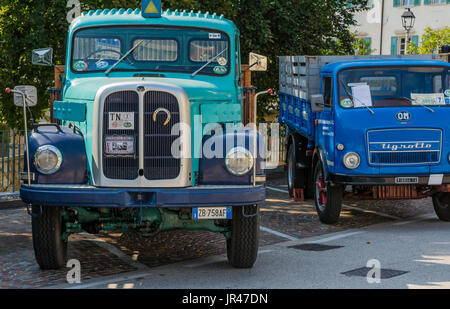 Trento, Italien: 22. Juli 2017: Treffen von Oldtimern. Alte Vintage LKW auf dem Parkplatz. Vintage-Effekt. Stockfoto