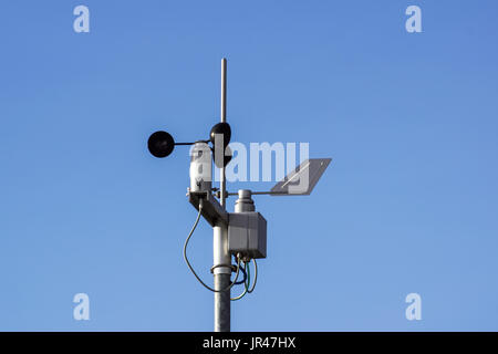 Geräte meteorologische Station auf dem blauen Hintergrund des Himmels. Stockfoto