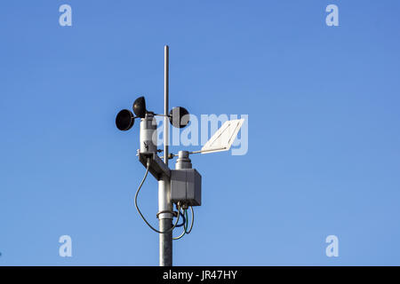 Geräte meteorologische Station auf dem blauen Hintergrund des Himmels. Stockfoto