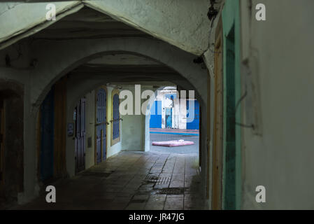 Rosa Bett auf der Straße Stockfoto